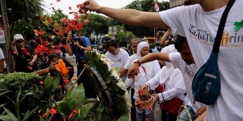 Massa yang tergabung dalam Sahabat Thamrin, Yayasan Penyintas, dan Aliansi Indonesia Damai (AIDA) melakukan tabur bunga di Sarinah, Thamrin, Jakarta, Sabtu (14-1-2017)