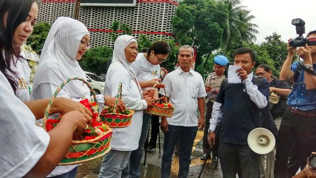 Sejumlah warga saat menabur bunga di Thamrin