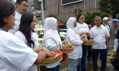 Setahun Bom Thamrin, Masyarakat Tabur Bunga di Lokasi